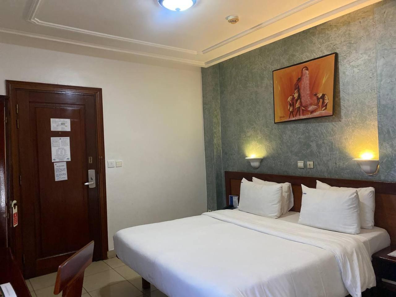 Bano Palace Hotel Дуала Екстериор снимка